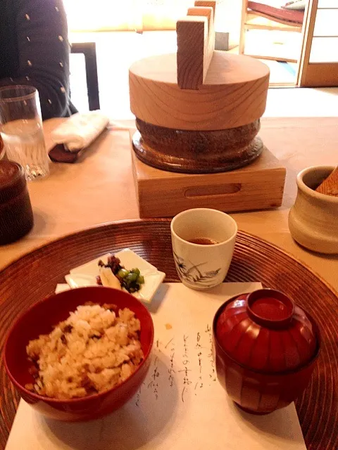 穴子釜炊きご飯、赤出汁、香の物|ふみりゅうさん