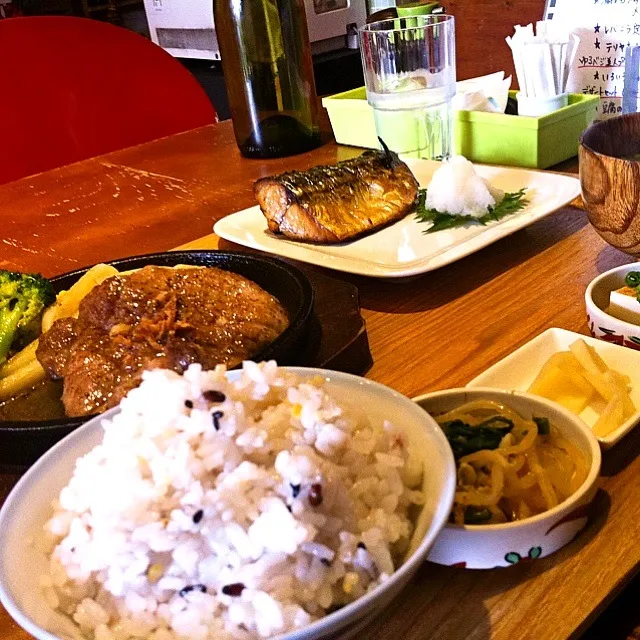 Snapdishの料理写真:トンテキと塩サバのダブル定食@かえる食堂 蓮|かじぃさん