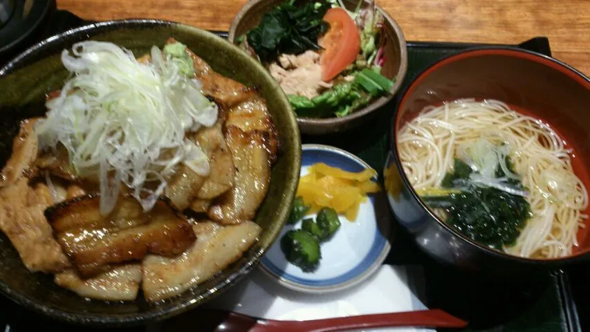 宮城県産豚の炭火焼き豚丼と白石うーめんセット|斉藤千尋さん