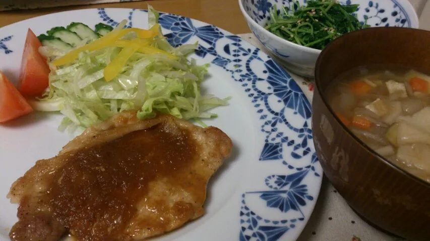 Snapdishの料理写真:豚のしょうが焼き。野菜たっぷりのっペイ汁。豆苗のガーリック炒め。|さとさん