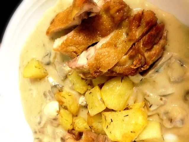 Chicken with mushroom sauce and roasted potato|Anne Toさん