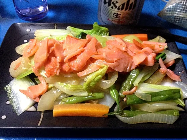 Snapdishの料理写真:野菜とスモークサーモン • Stirfried Veggies and Smoked Salmon|madcarさん