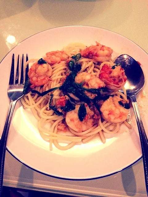 spaghetti shrimp with chilli & basil leaves|apakinzさん