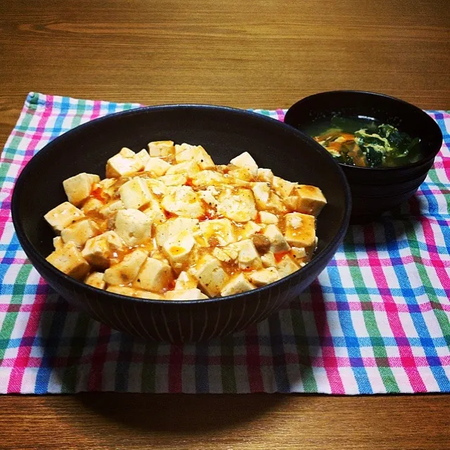 Snapdishの料理写真:【今夜のウチご飯】水曜日ですが…今夜は！香りラー油をかけた麻婆丼，ふわふわ卵のかきたま汁。ちょっと甘めの麻婆豆腐に香り豊かな香りラー油をかけてご飯と一緒にかっこむ…うまうま〜🎶そして，汗だく〜（爆）|takuya KAWANOさん