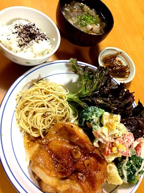 晩ご飯🎶ガーリックチキンステーキと、野菜ゴロゴロポテトサラダ|かよさん