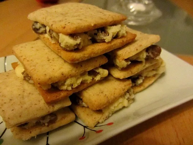 Snapdishの料理写真:六花亭レーズンバターサンド風★Cookies with raisin butter & white choc cream :)|Bubiさん