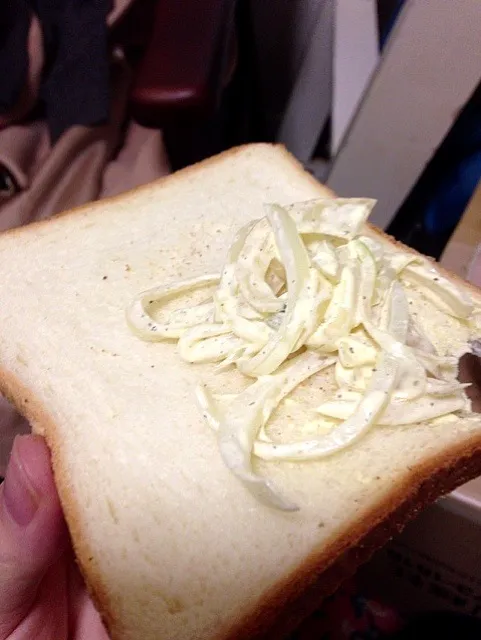 食パンに玉ねぎマヨネーズあえ|ばんなおさん