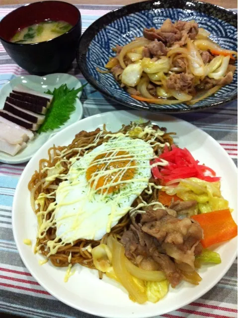 目玉焼きのせ焼きそば・肉野菜炒め・タコ頭刺身・ちくわとほうれん草味噌汁|まーままさん