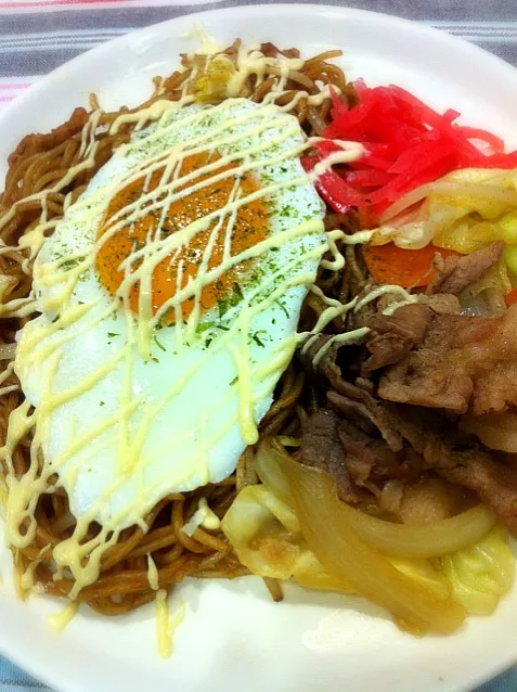 目玉焼きのせ焼きそば＆肉野菜炒めワンプレート|まーままさん