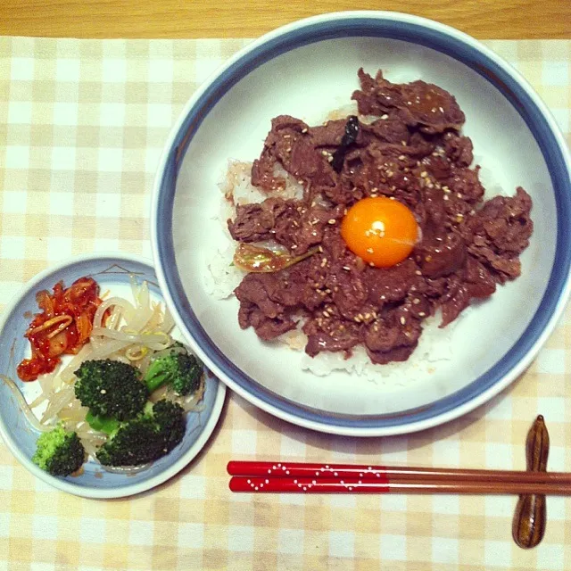 Snapdishの料理写真:プルコギ丼、ブロッコリーともやしのナムル、キムチ|yokosakさん