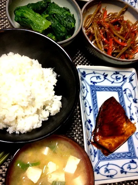 Snapdishの料理写真:#夕飯 ほうれん草(マヨと醤油で)、豆腐ネギ味噌汁、きんぴらゴボウ(すらないゴマかけ)、白米、魚。魚はカジキの甘しょっぱ煮！ご飯がご飯がすすむくん♪♪|ms903さん