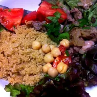 Quinoa w/ red leaf cuddled lamb, tomato, parsley, chickpea and oregano. Washed down with pomegranate juice. Was going to slip feta but this is the lowfat versio|Loren Fykesさん