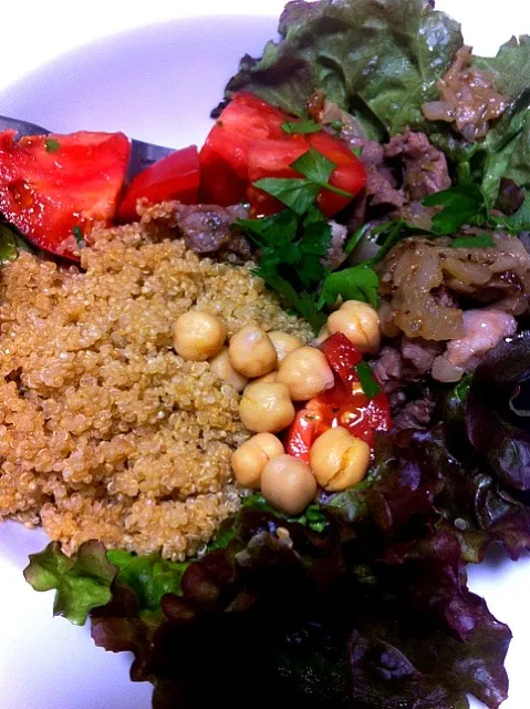 Quinoa w/ red leaf cuddled lamb, tomato, parsley, chickpea and oregano. Washed down with pomegranate juice. Was going to slip feta but this is the lowfat versio|Loren Fykesさん