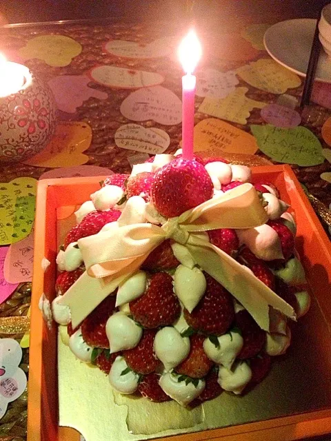 Snapdishの料理写真:lily's birthday cake|可以饿一个月，也可以暴食一个月的奇葩!さん