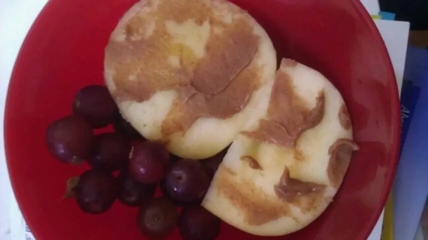 half apple with almond butter and some grapes|staphanyさん