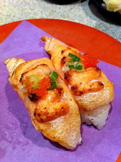 Salmon belly aburi sushi|mikko tanさん