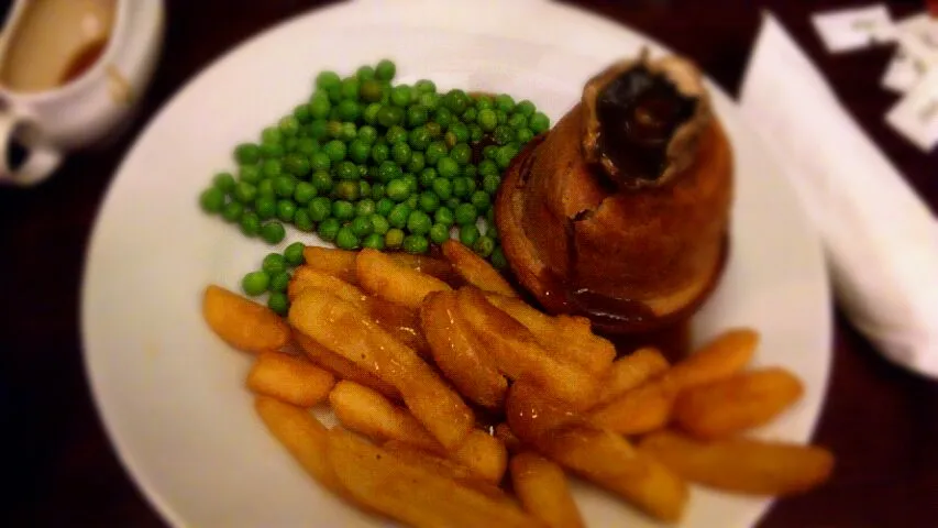 steak and kidney pudding,peas ,chips,gravy|harry masonさん