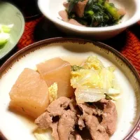 Snapdishの料理写真:豚肉と大根の煮物＆レバーと大根菜のオイスターソース炒め物|まるこさん