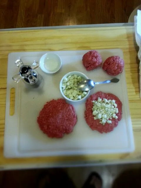 Blue Cheese stuffed burgers|Food Idiot Tryingさん