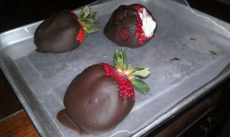 chocolate covered strawberries|Cami Burkeさん