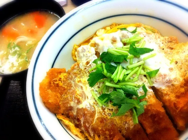 本日のランチ。カツ丼と豚汁。(ﾟдﾟ)ｳﾏｰ 。|JTKさん