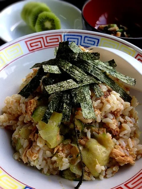 旦那ご飯（＾∇＾）鯖缶と胡瓜、甘梅の混ぜご飯。|くめさん