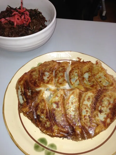 Snapdishの料理写真:餃子と牛丼|こうへいさん