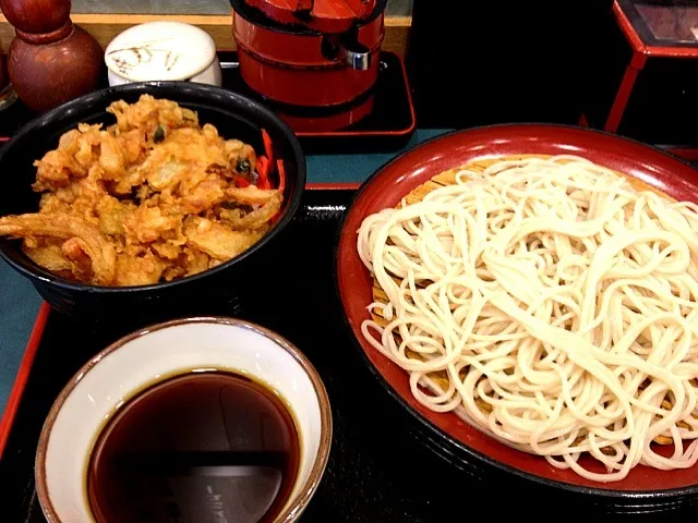 Snapdishの料理写真:ミニかき揚げ丼とお蕎麦|こんどう かずゆきさん