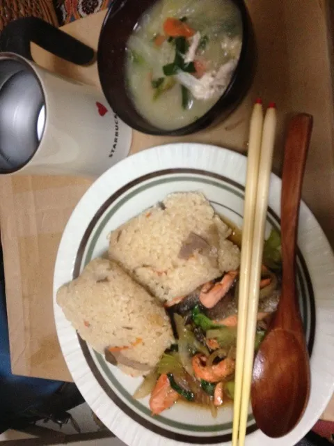 シャケ青梗菜玉ねぎのあんかけと野菜たっぷり春雨スープと炊き込みご飯|ばんなおさん