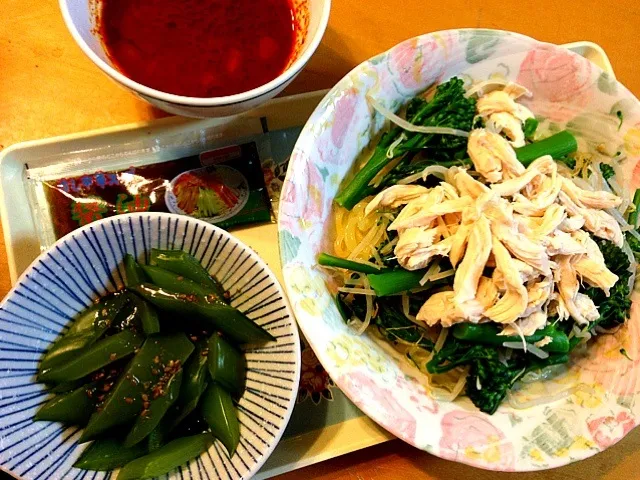 謎のメニュウw 茎わかめのノンオイル胡麻ドレッシング和え 蒟蒻麺にモヤシとスティックブロッコリーとササミ乗せ。昼の残りのスンドゥブチゲスープでつけ麺風にするか、冷麺のタレかけるか…。|あいさん