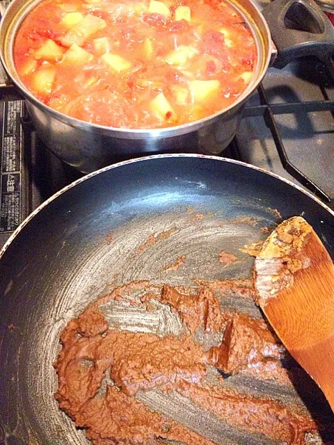 トマトチキンカレー作成中|のろさん