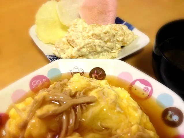 ふわとろ天津飯   海老マヨえびせんを添えて  わかめスープ|りつ(*≧艸≦)さん