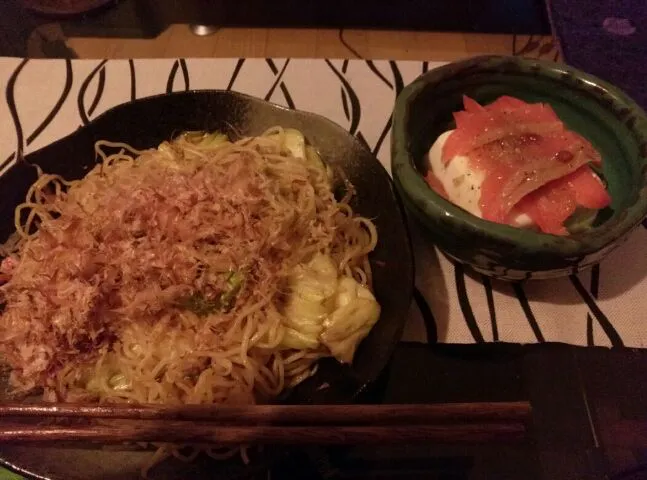 焼きそばとスモークサーモン豆腐サラダ|あっちゃんさん