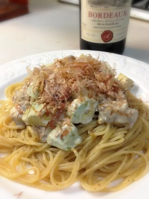 Snapdishの料理写真:吉田パスタバーのレシピより、「焼き鳥とアボガドマヨネーズあえのっけパスタ」
ワインは698円ボルドー|織友さん