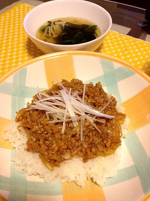 豚ひき肉とモヤシのピリ辛丼|くんさん