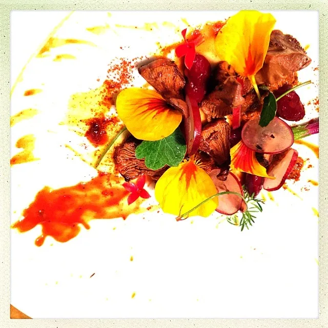 CHANTERELLE. KIDNEY BEAN. RED GRAPES. NASTURTIUM. ROMESCO.|GREG ARNOLDさん