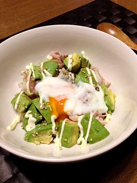 Snapdishの料理写真:アボカドと豚肉の丼|tagakumiさん