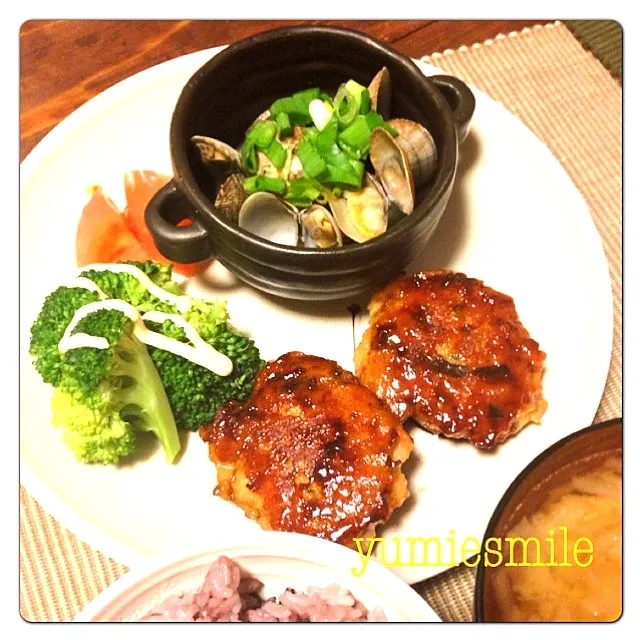 Snapdishの料理写真:鳥挽肉のやさいきのこ・照り焼きヘルシーバーグ☆あさりのバター酒蒸し|yumieさん