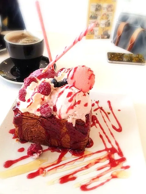 Mix berries ice-cream toast box🍨🍓🍇🍞|PeonyYanさん