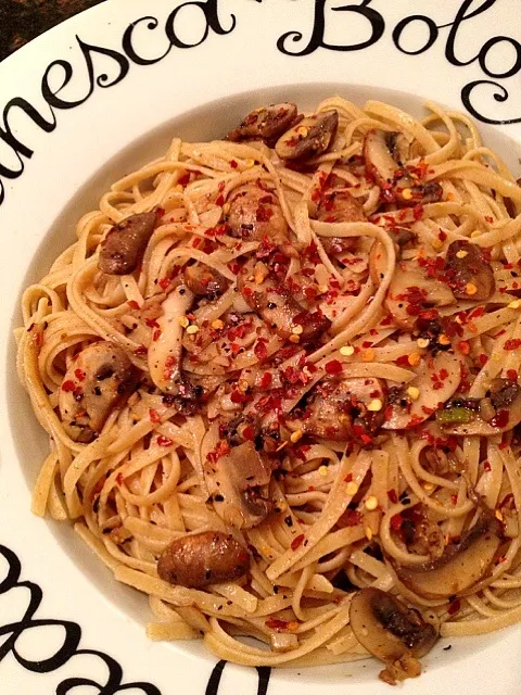 Whole wheat linguine with mushrooms in lemon butter sauce.|Anneさん