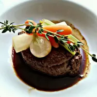 Filet of beef shoulder with root vegetables and beef essence|timothy wellsさん