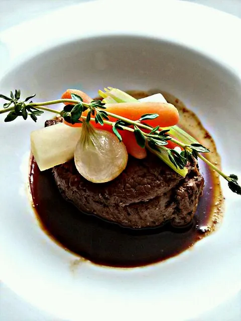 Filet of beef shoulder with root vegetables and beef essence|timothy wellsさん