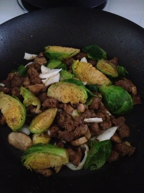 Snapdishの料理写真:96% lean beef w/ egg whites and Brussels sprouts :)|elaineさん