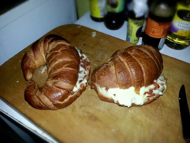 croisant stuffed with mozzarella cheese and pomodoro sauce|Daniel Olléさん