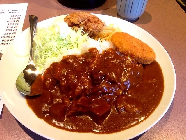 Snapdishの料理写真:日替わり定食(タオカレーとコロッケ、唐揚げ)|yoooochanさん