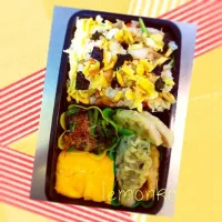 Snapdishの料理写真:２／２２お弁当   ちらし寿司、野菜の天ぷら、ほうれん草のお浸し、出し巻|由紀子さん