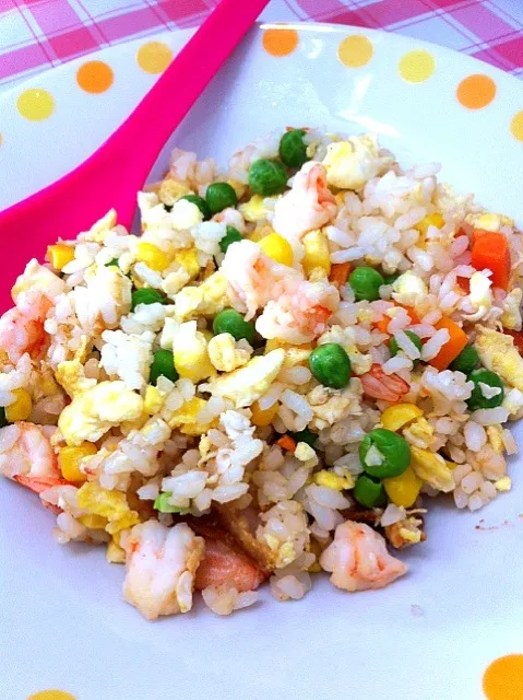 Snapdishの料理写真:Fried rice with prawns n mixed veg|shirlynさん