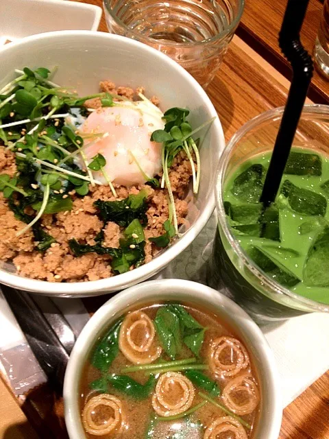 ランチ 鶏そぼろ丼|ヨッチャンさん