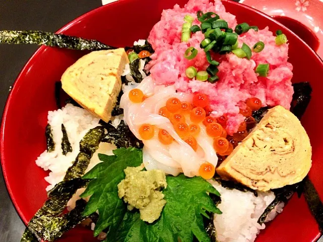 マグロのたたきとイカソーメン丼|マカロニ公爵さん