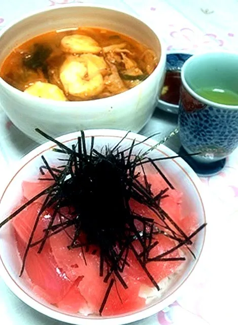 マグロ丼とキムチスープ。|erikoさん